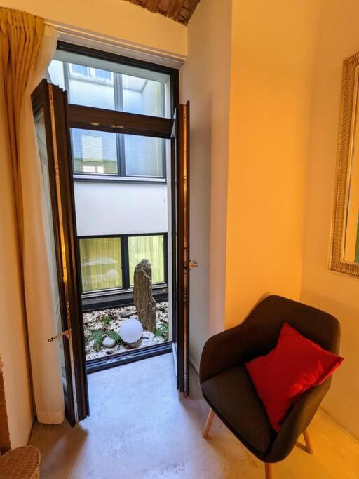 Romantic And Atypical In Prague's Montmartre Praha