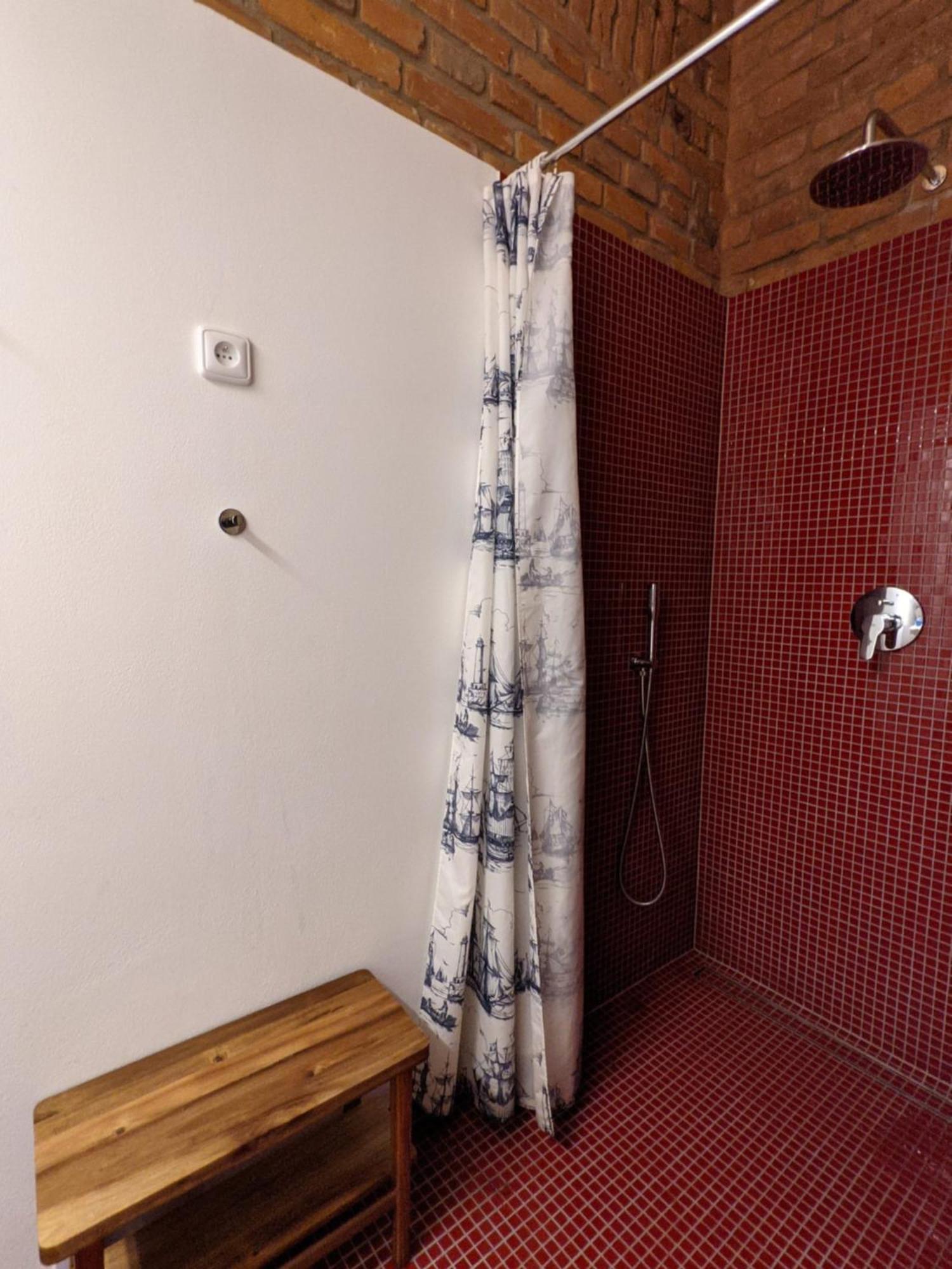 Romantic And Atypical In Prague's Montmartre Apartamento *
