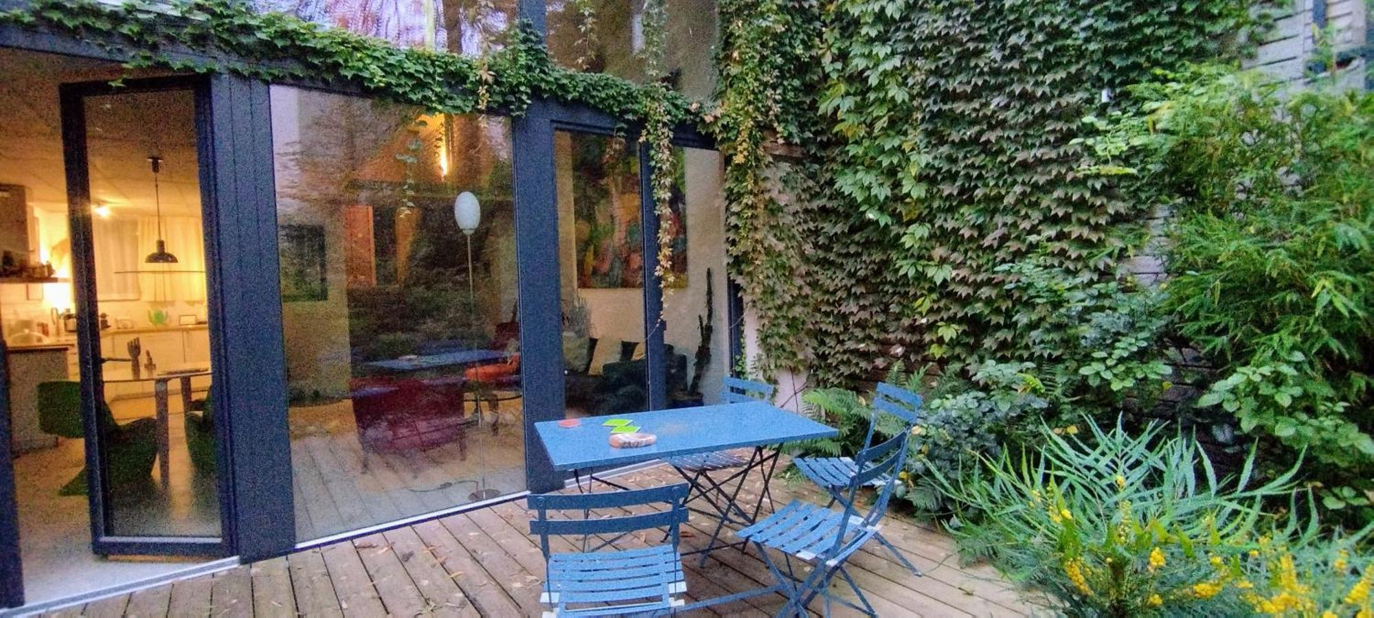 Romantic And Atypical In Prague's Montmartre Praga